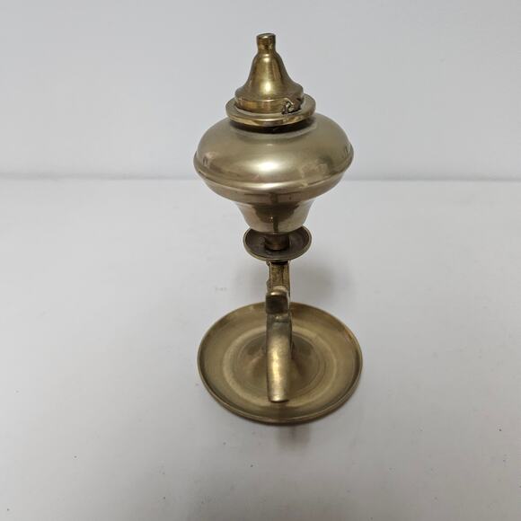 Antique Brass Oil Lamp with Lid and Decorative Handle 7" tall - Picture 4 of 10